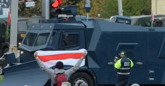 Protesty na Białorusi. Władze postawiły zarzuty trzem dziennikarzom Biełsatu