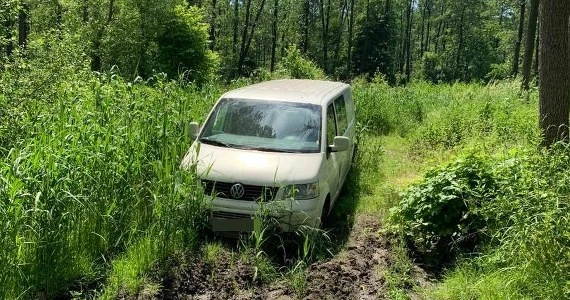 Małżeństwo policjantów spacerowało po lesie. I znalazło kradzione auto!