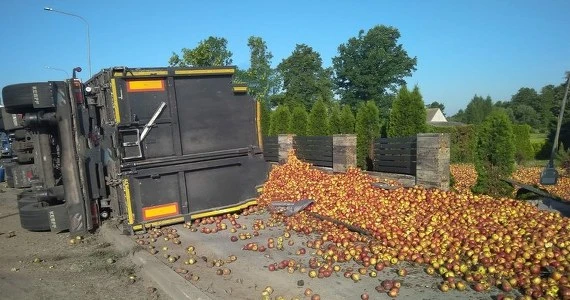 Pijany przewrócił ciężarówkę i zasypał drogę jabłkami