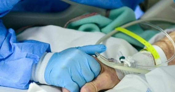 Prawo.pl: 30 tysięcy medyków wróci do szpitali