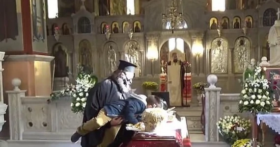 Grecja: Chłopiec pocałował trumnę biskupa zmarłego na COVID-19