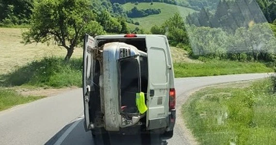 Przewoził osobówkę busem. Ułożoną na boku