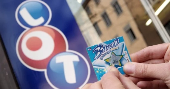 Francja: Kobieta podarowała bezdomnym kupon na loterię. Wygrali 50 tys. euro