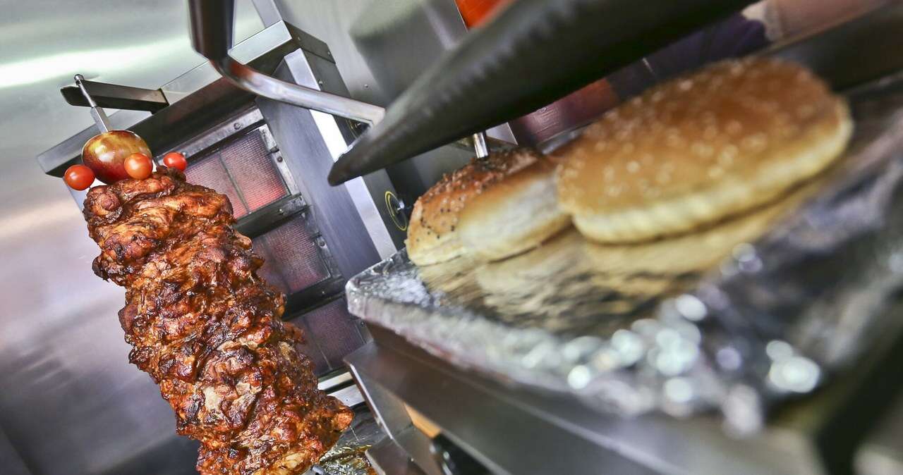 Bez badań, certyfikatów i kontroli. Takie mięso trafiało do kebabów