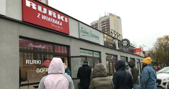 ​Warszawa: Półtorej godziny w kolejce po... rurki z kremem