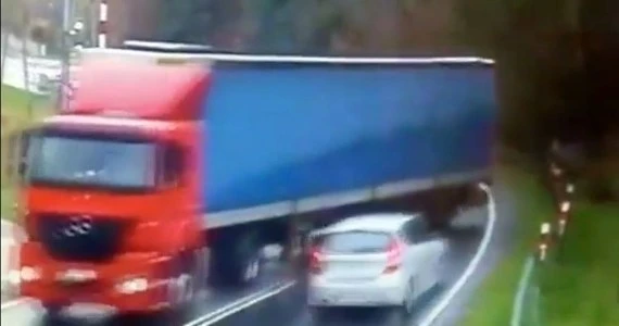 Ciężarówka driftem zmiotła z drogi samochód!