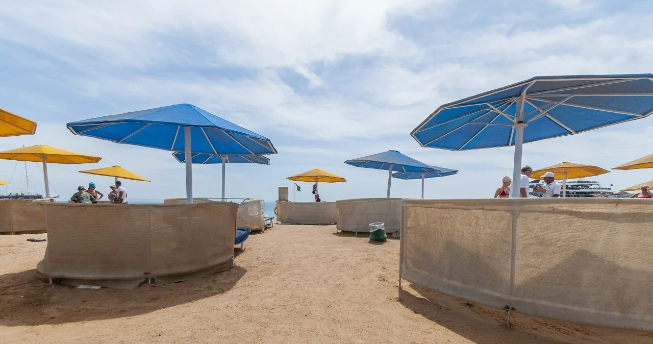 5 tys. zł mandatu za parawan na plaży? Prawnik tłumaczy, kiedy to realne