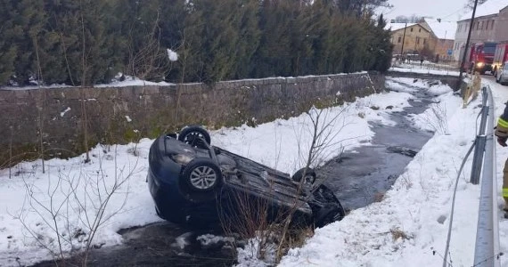 Pijany uciekał przed policją kradzionym autem. Dachował w rzece