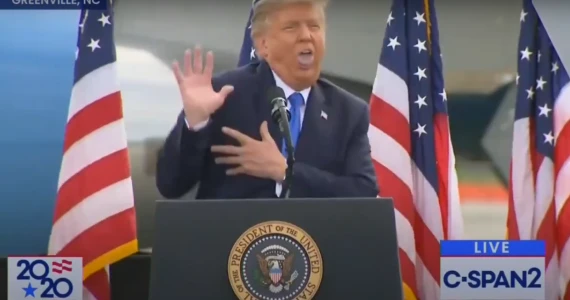 ​USA: Donald Trump parodiuje Joe Bidena na wiecu wyborczym