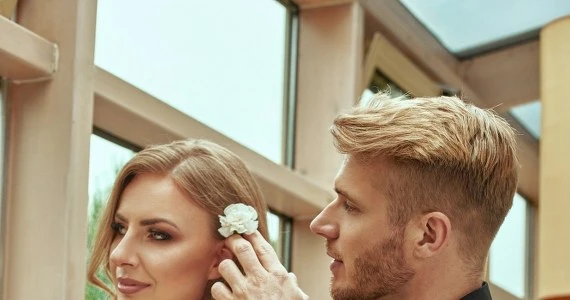 Kate (Kasia Dąbrowska) i Tomasz Ciachorowski razem w teledysku 