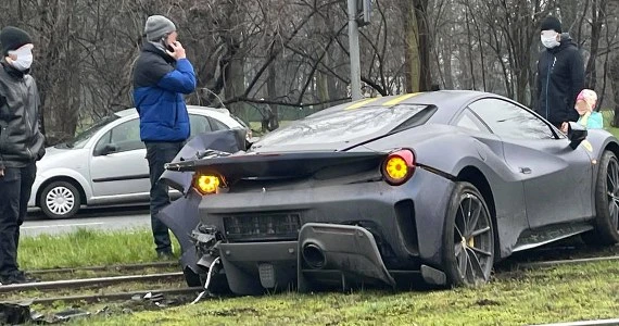 720-konne Ferrari 488 Pista rozbite na torowisku