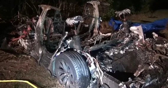 ​Wypadek Tesli. Dwóch mężczyzn spłonęło w samochodzie