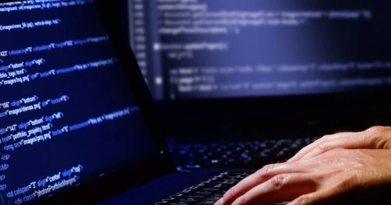 Cyberatak na na konta polityków - zaskakujące sugestie w poselskiej instrukcji
