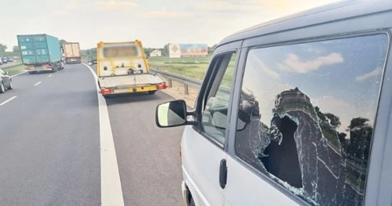 Wybił ręką szybę w innym aucie. Stanie przed sądem