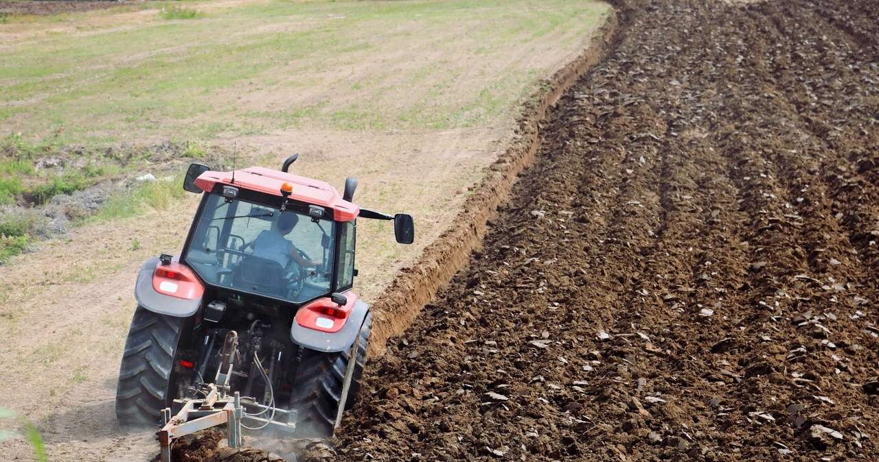 Rolnik zabrudził jezdnię, teraz słono zapłaci. Chodzi o zwrot 20 tys. euro