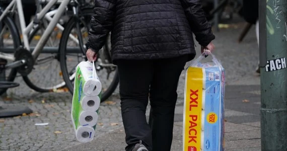 Niemcy: Klienci znów ruszyli do sklepów. Z półek znika papier toaletowy