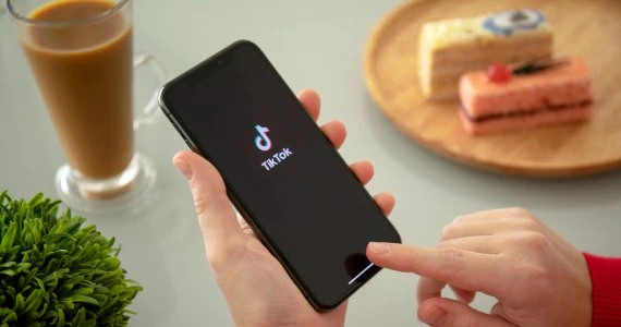 TikTok znów zmienia swoją politykę prywatności - co trzeba wiedzieć?