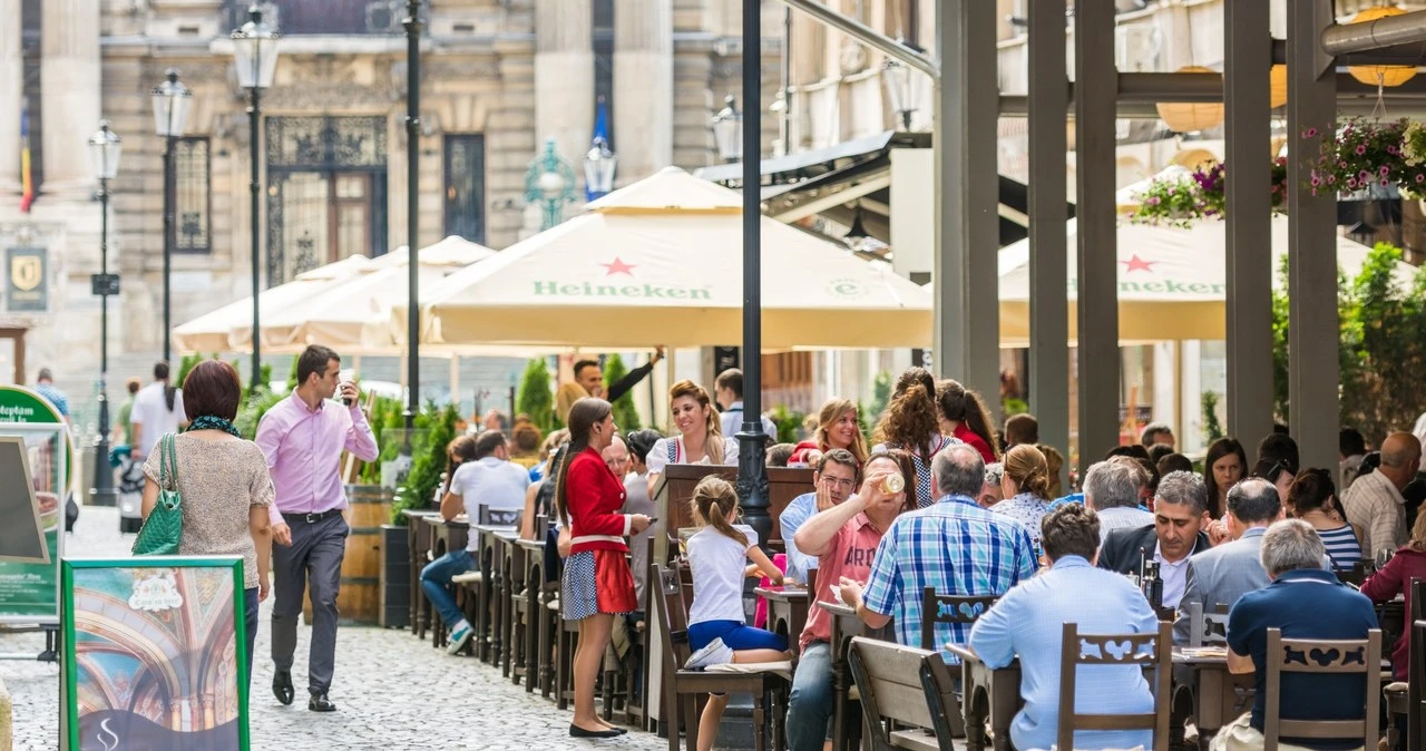 Właścicielka restauracji narzeka na młodych. 