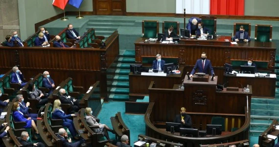 Premier Morawiecki o unijnym budżecie w Sejmie. Reakcje klubów