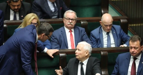 Zjednoczona Prawica w dół, KO w górę. Najnowszy sondaż CBOS