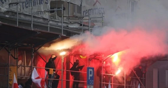 Marsz Niepodległości. Policja zabezpieczyła kilkadziesiąt sztuk rac i świec dymnych