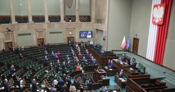 Sejm znowelizował ustawę o administracji rządowej. Wzrosną pensje?