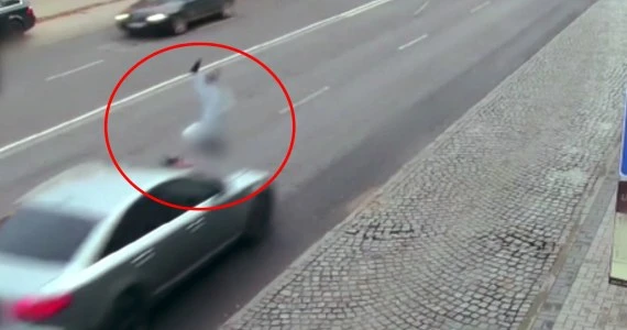 Biegła do autobusu. Zamiast tego wbiegła pod audi!