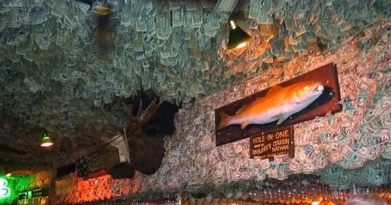 Pub udekorowany dwoma milionami dolarów w gotówce