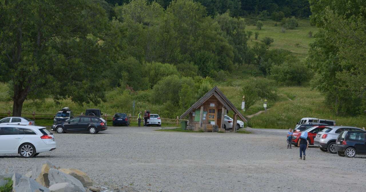 Za parking kartą, za kijki i czapkę gotówką. Na szlak w Bieszczadach lepiej weź papierowe pieniądze