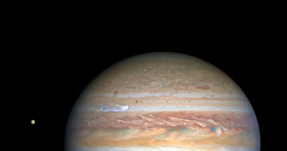 Hubble fotografuje burze na Jowiszu