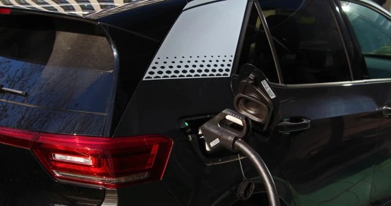 Co Polacy sądzą na temat kierowców samochodów elektrycznych?