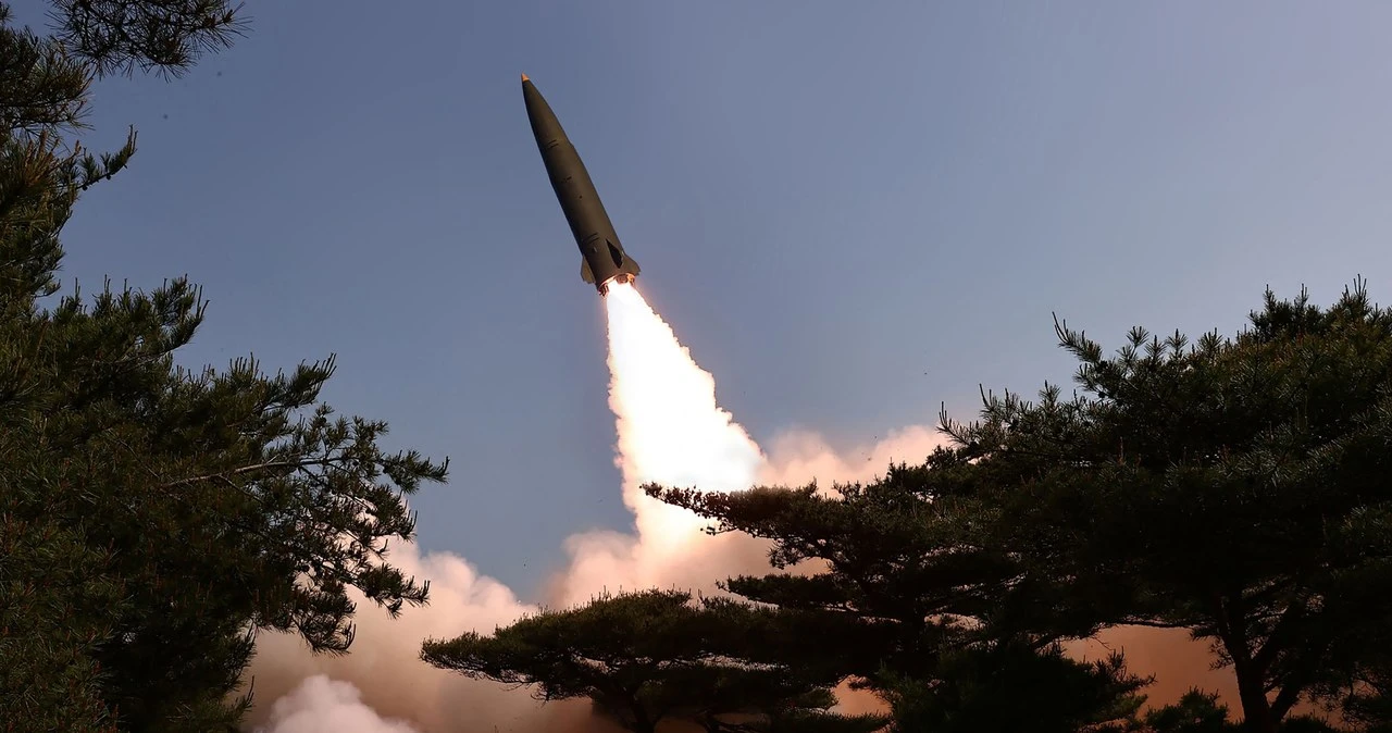 Kim Dzong Un znów straszy świat. Co wiemy o nowym pocisku?