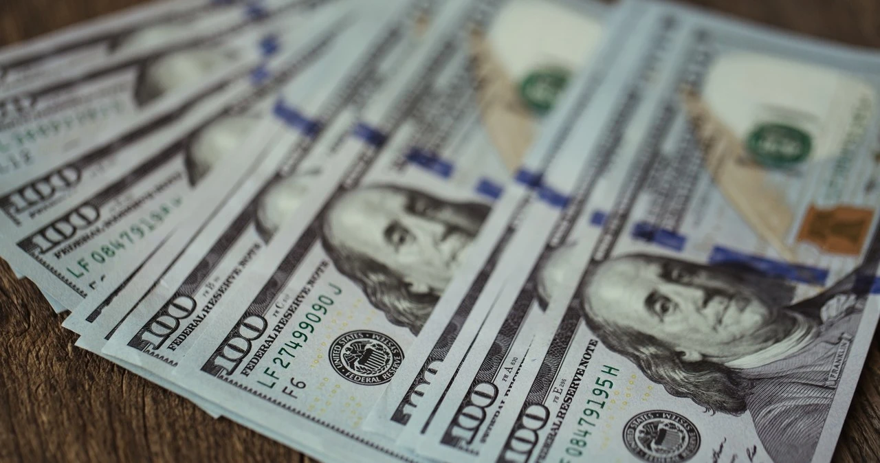 Dolar skazywany na spadki. Taka ma być korzyść złotego i euro