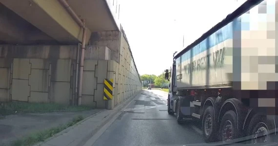 Pirat w ciężarówce. Zajechał drogę, a potem opluł!