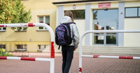 Cała Polska w żółtej strefie, a maseczki w klasach nieobowiązkowe. Dlaczego?