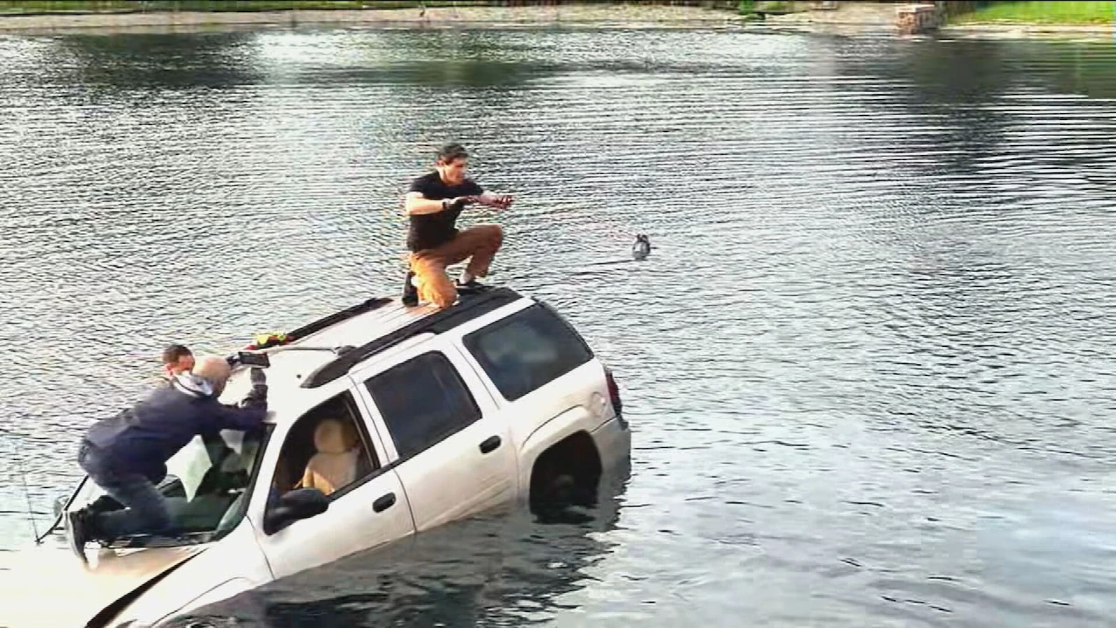 'Live on GMA:' How to escape from a car sinking in waterABC News' Matt Gutman shares life-saving tips.5/22/2024 10:46:00 EDT