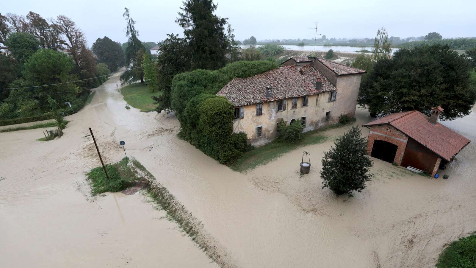 Floods in Central Europe threaten new areas. Heavy rains also flood parts of Italy