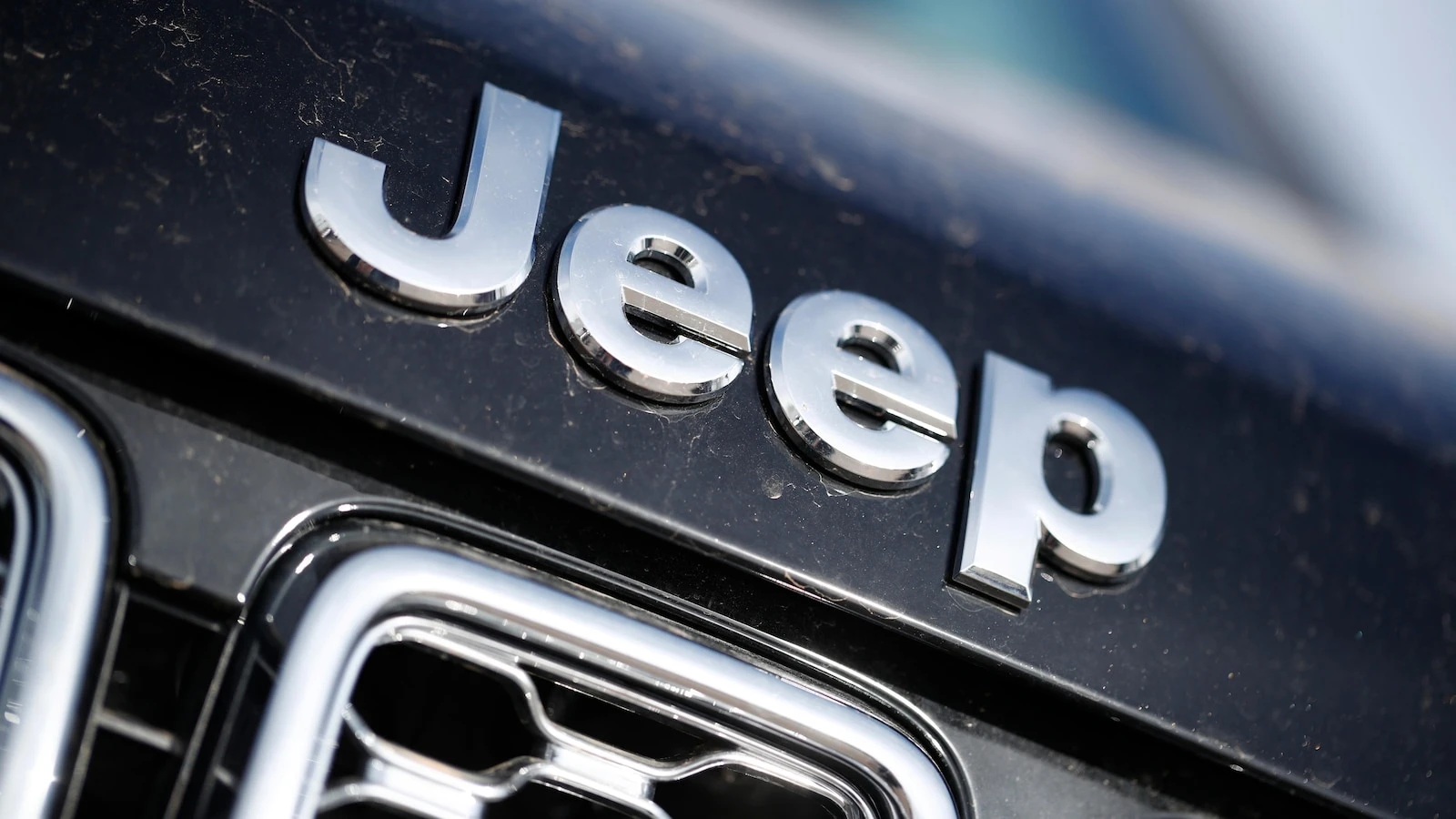 Chrysler recalling more than 330,000 Jeep Grand Cherokees due to steering wheel issue