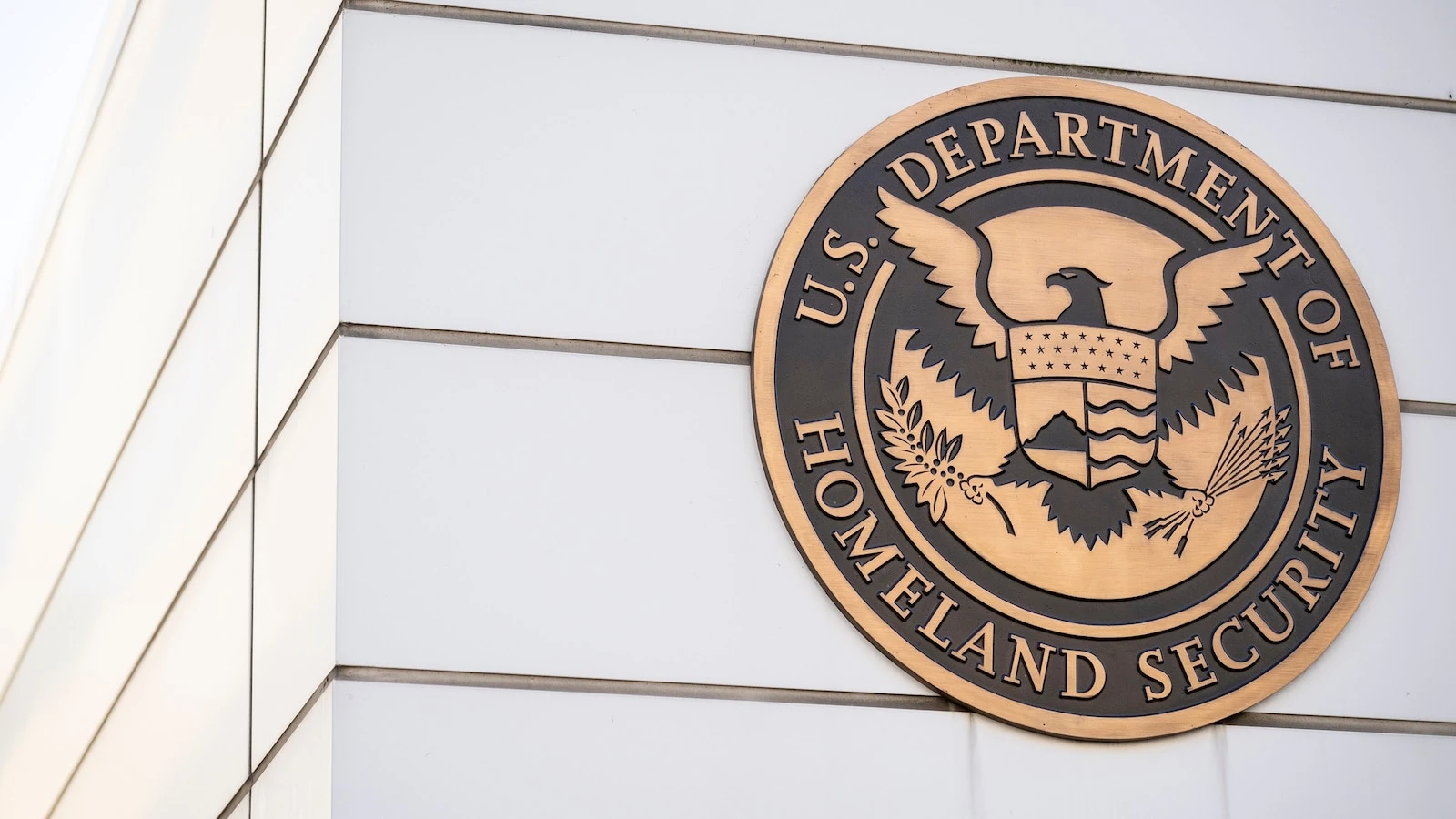 DHS, FBI warn large-scale events could be target for violence