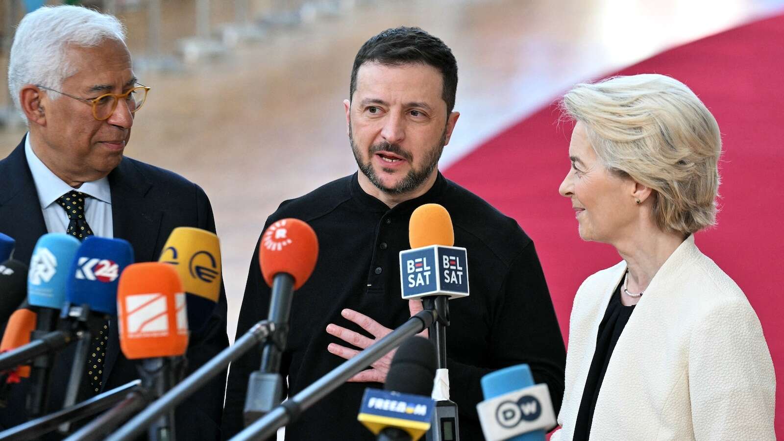 Zelenskyy arrives at emergency Europe summit amid pressure from US, Russia