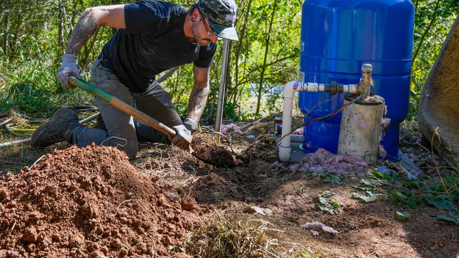 After hurricane, with no running water, residents organize to meet a basic need