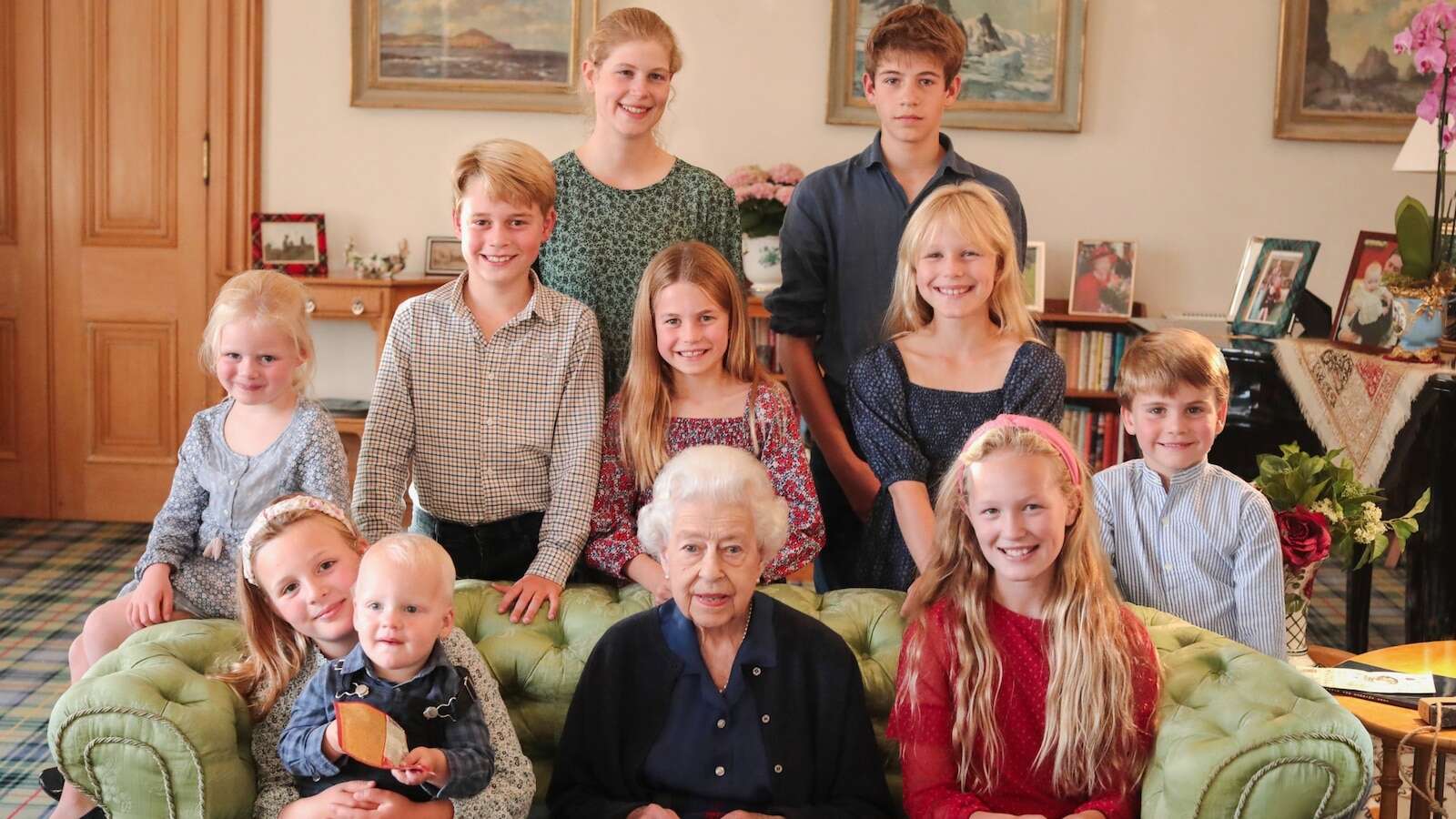 Photo agency issues new editing notice on royal family photo taken by Kate MiddletonThe photo shows the late Queen Elizabeth II with her great-grandchildren.3/19/2024 02:26:39 EDT