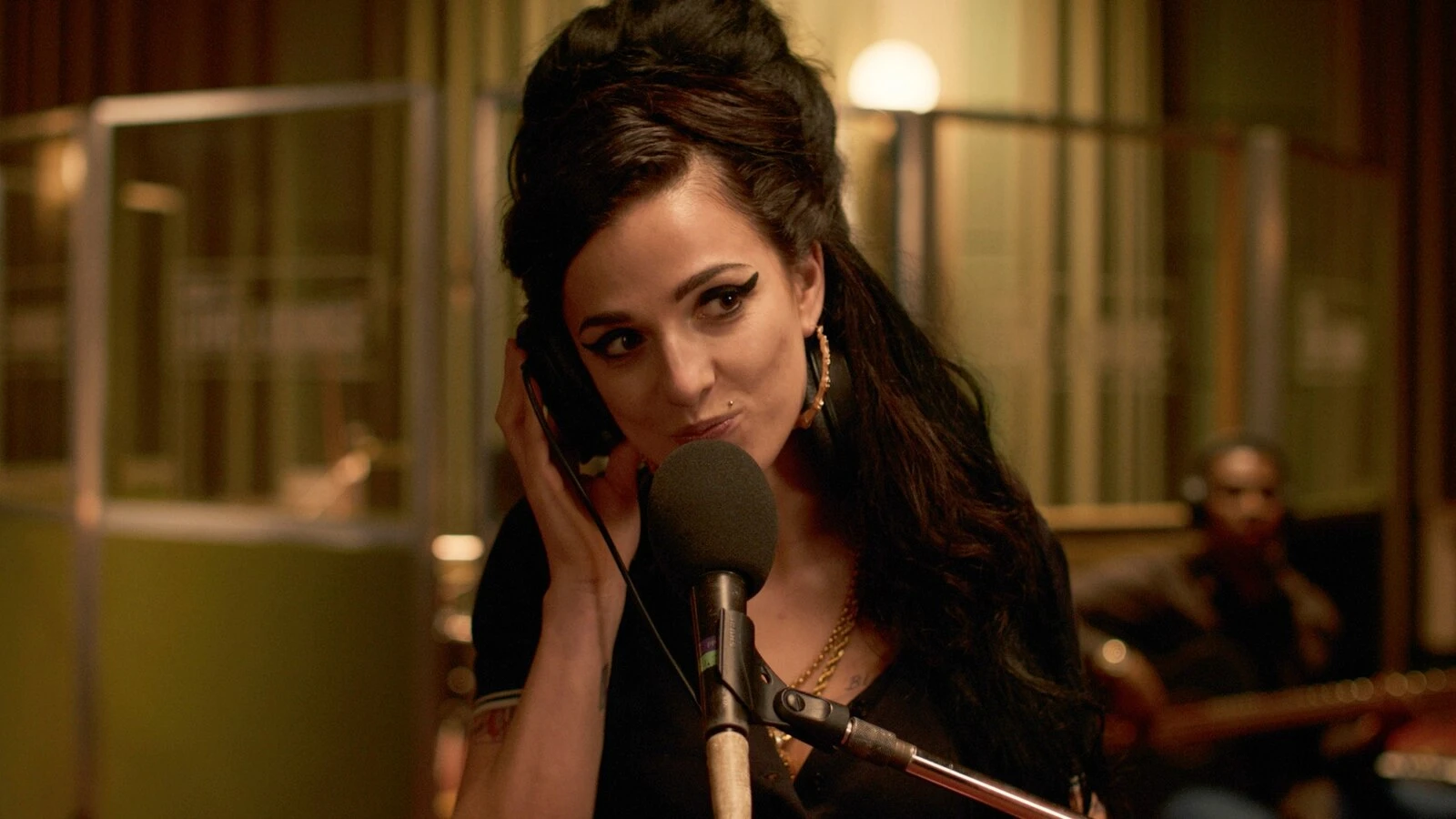 Review: Marisa Abela tries to capture Amy Winehouse's life in 'Back to Black'There are many things wrong with this sanitized biopic of Amy Winehouse.5/17/2024 04:05:13 EDT