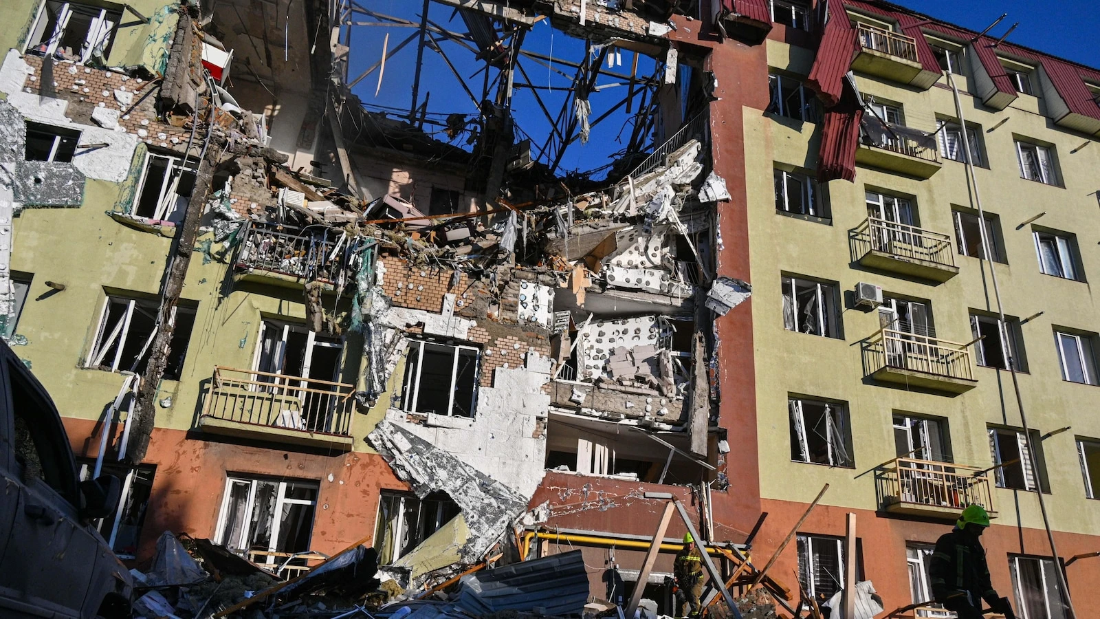 Russian attacks kill 4 as Ukraine drones target oil infrastructure