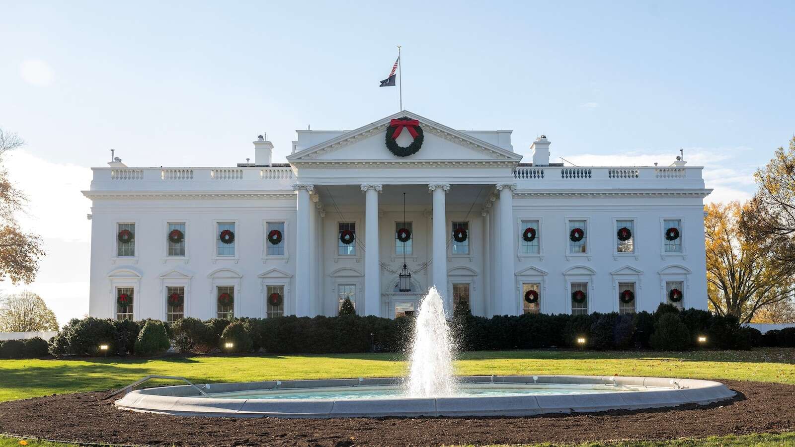 Person arrested after trying to jump fence outside White House