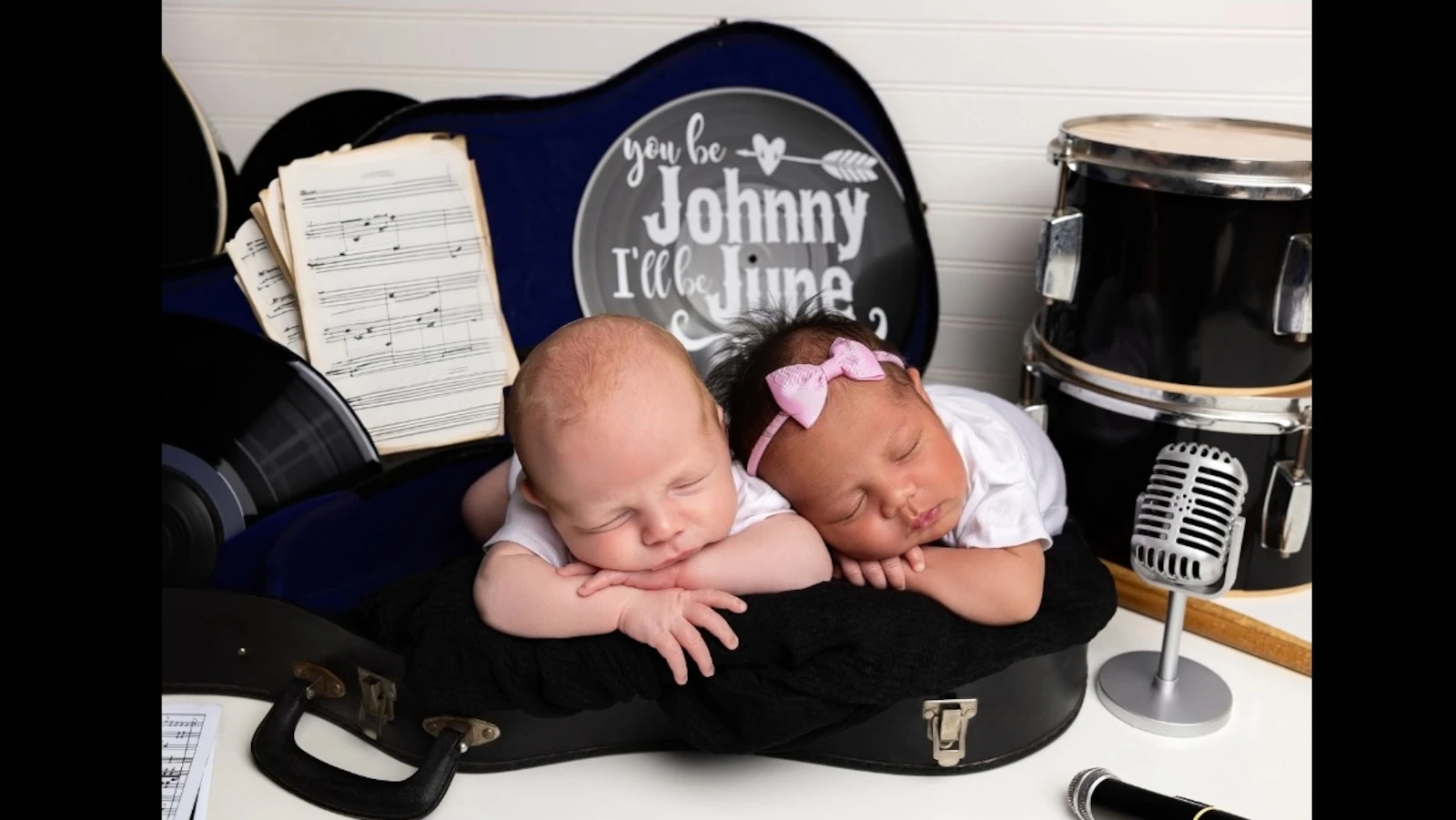 Moms team up for photoshoot for their babies Johnny Cash and June CarterMoms Sophie Clark and Nicole Davis reunited for the fun occasion.5/7/2024 02:24:00 EDT