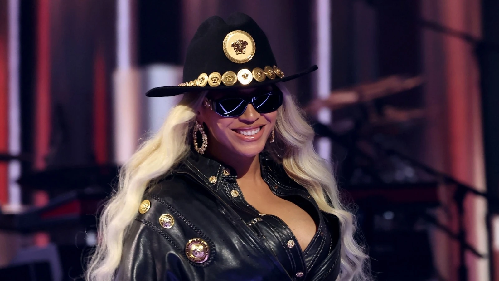 Beyonce becomes 1st Black woman to top Billboard country albums chartThe superstar also holds the top three spots on the Hot Country Songs chart.4/9/2024 11:34:38 EDT