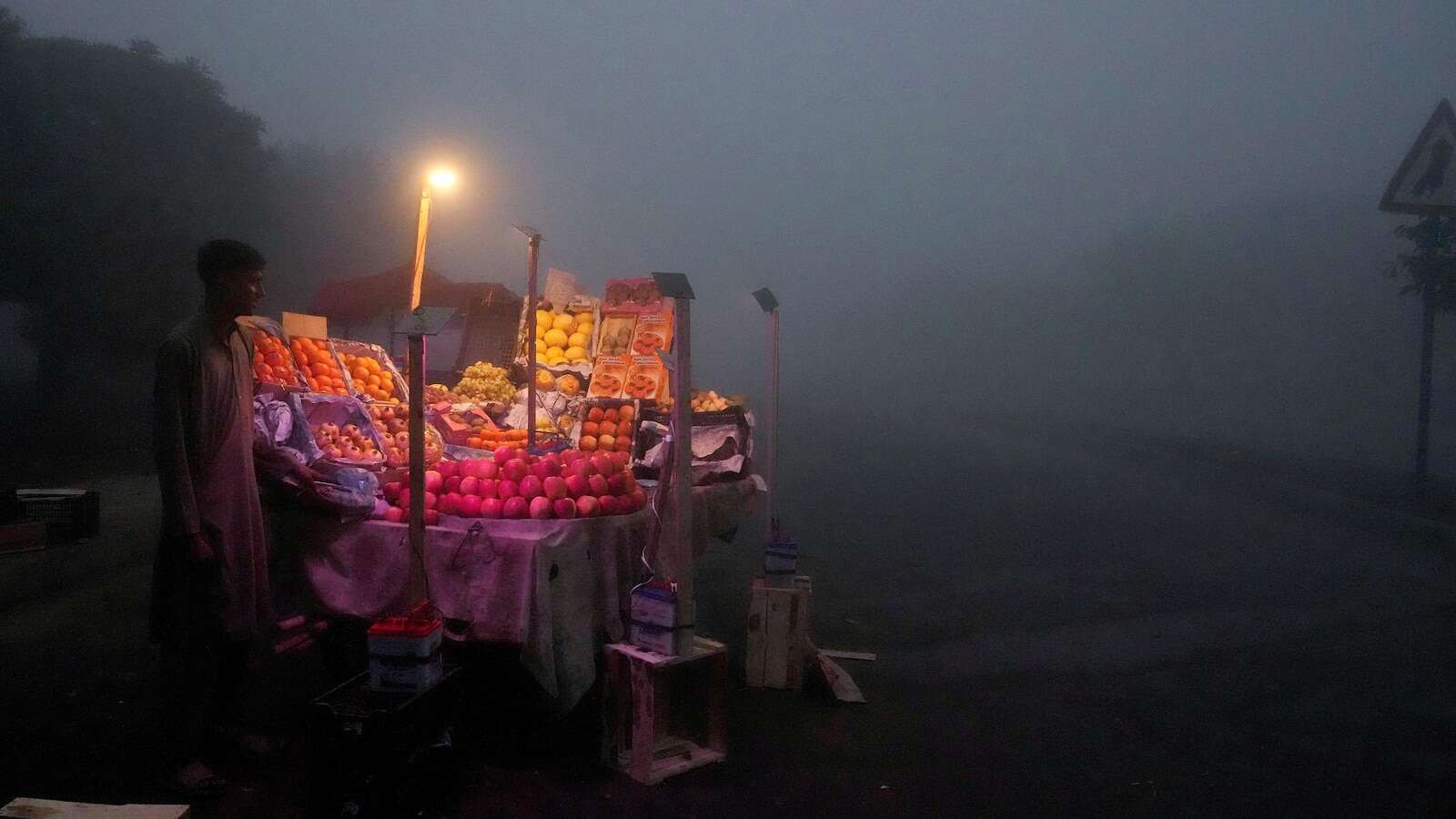 Pakistani province declares health emergency due to smog and locks down two cities