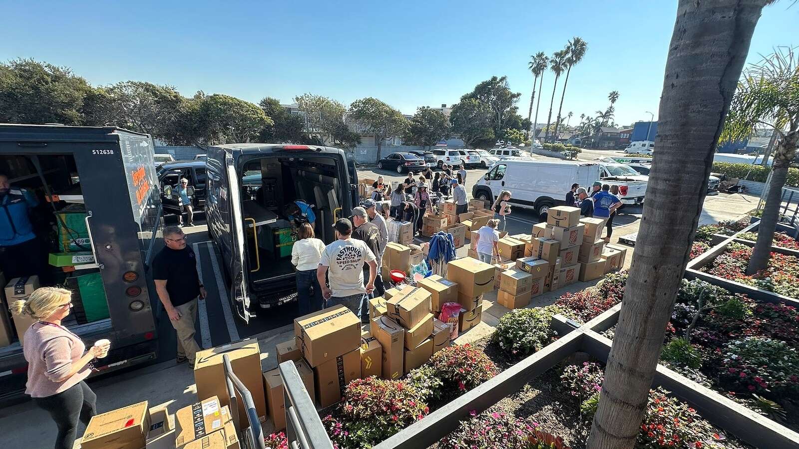 Volunteers help deliver food, supplies for LA fire victimsLongtime Pacific Palisades resident Jennifer Garner pitched in to donate meals.1/13/2025 06:26:49 EST