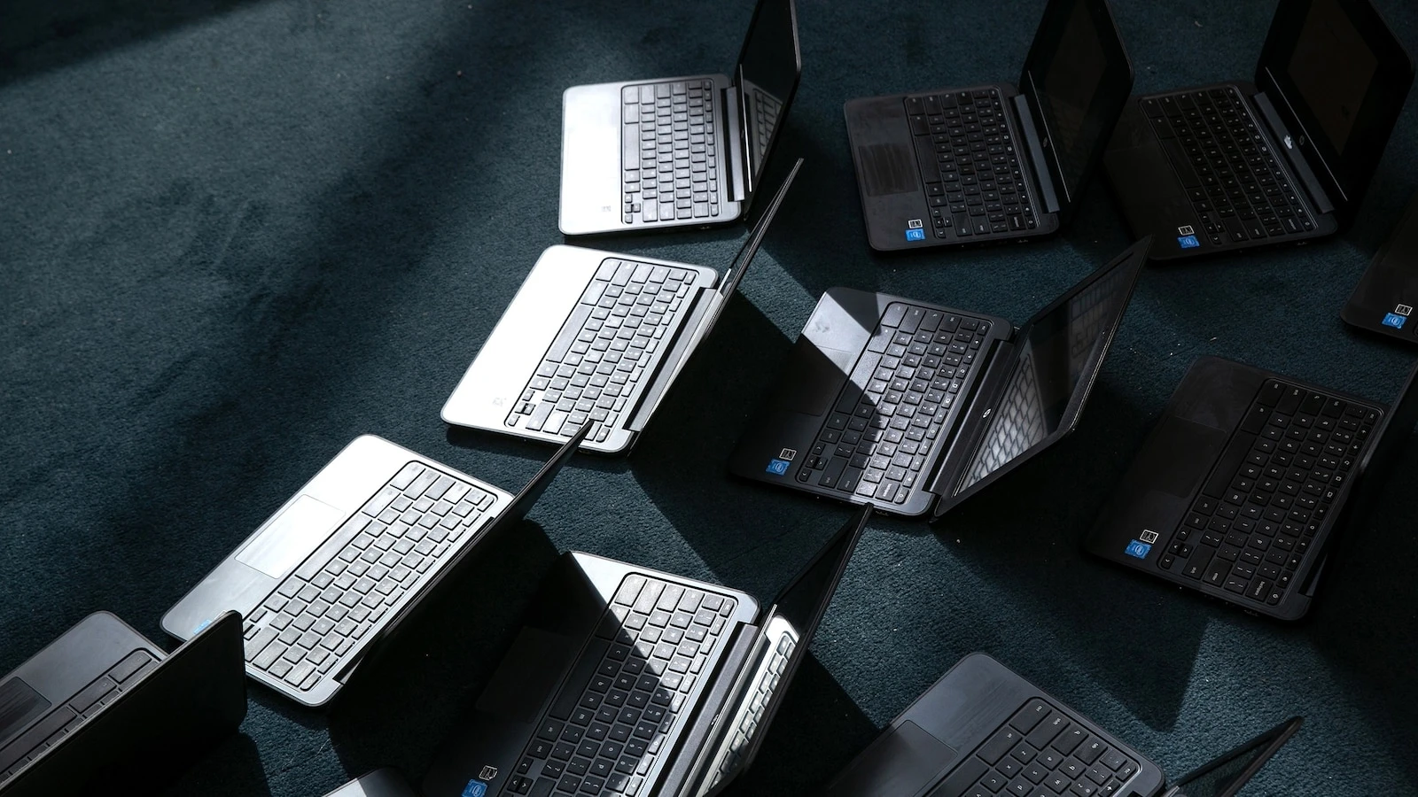 Schools, authorities sound alarm over 'Chromebook Challenge' TikTok trendThe hazardous social media challenge has prompted laptop fires and more.15 minutes ago